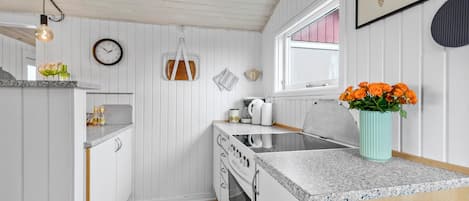 ثلاجة، موقد طهي مسطح، غسالة أطباق، ماكينة لصنع القهوة/الشاي