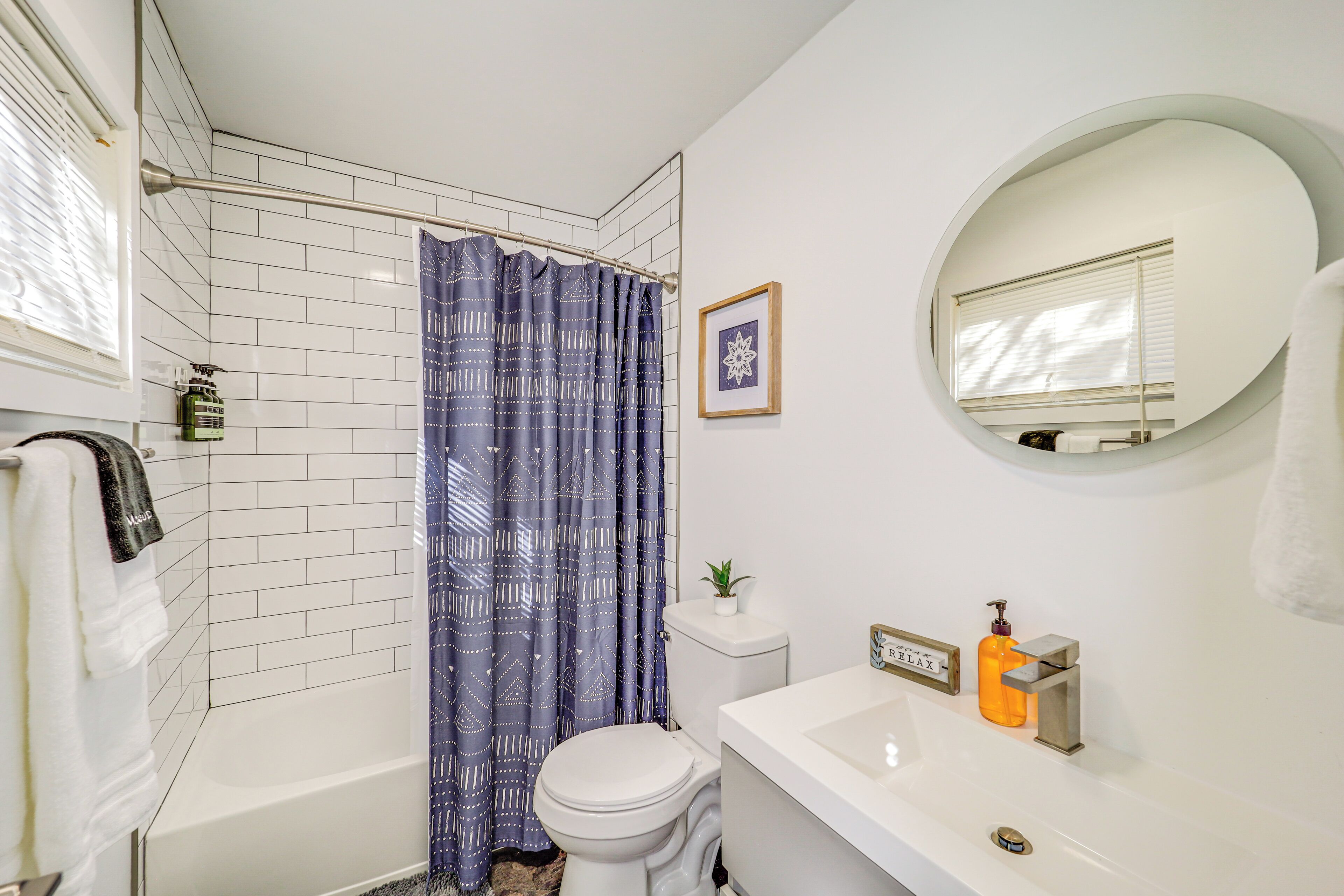 Une salle de bain avec douche, toilettes et lavabo.