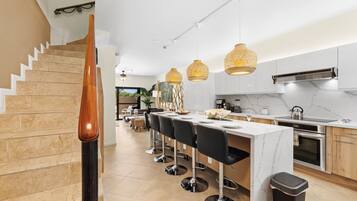 Family Townhome | Private kitchen | Full-sized fridge, microwave, oven, stovetop