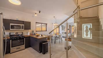 Casa adosada de lujo | Cocina privada | Frigorífico grande, microondas, horno y placa de cocina