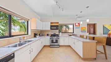Casa de ciudad superior | Cocina privada | Refrigerador con congelador, microondas, horno y parrilla de estufa