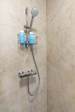 Secador de cabelo, toalhas de banho, sabonete, papel higiênico