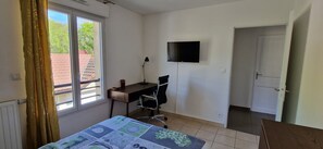 2 bedrooms, desk, iron/ironing board, free WiFi