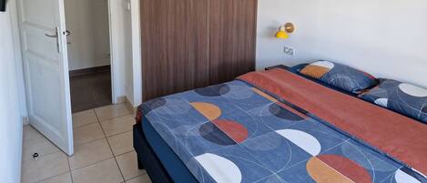 2 makuuhuonetta, työpöytä, silitysrauta/-lauta, ilmainen Wi-Fi