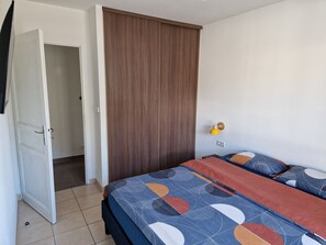 2 bedrooms, desk, iron/ironing board, free WiFi - Bright and modern apartment (Prévessin-Moëns)