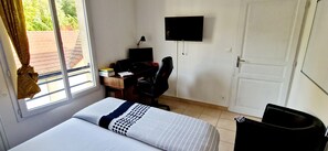 2 habitaciones, escritorio, tabla de planchar con plancha y wifi gratis 