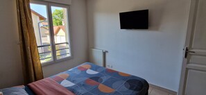 1 bedroom, iron/ironing board, free WiFi, bed sheets - Cosy room (Prévessin-Moëns)