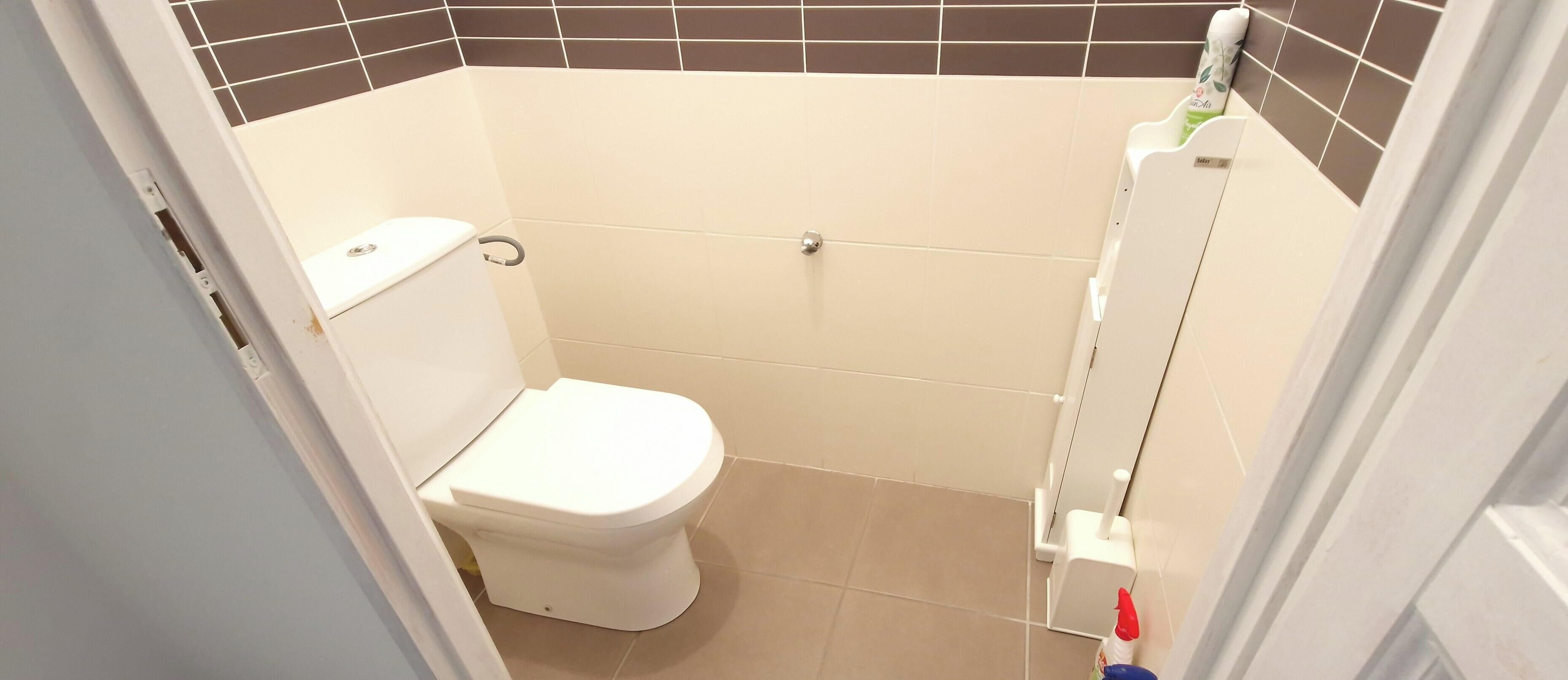 Sèche-cheveux, serviettes fournies, papier toilette