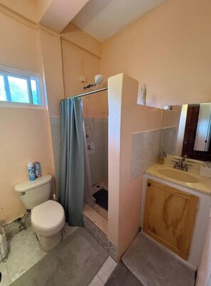 Haartrockner, Handtücher, Seife, Toilettenpapier