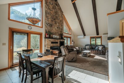 Cedar Run Cabin! Creekfront, Rail Trail, Large Yard, Mountain Views!