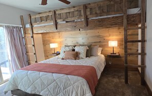 4 chambres, fer et planche à repasser, lit de bébé portatif
