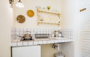 Kühlschrank, Herdplatte, Kochgeschirr/Geschirr/Besteck