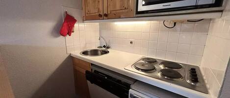 Fridge, microwave, dishwasher, coffee/tea maker