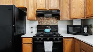 冷蔵庫、電子レンジ、オーブン、コンロ