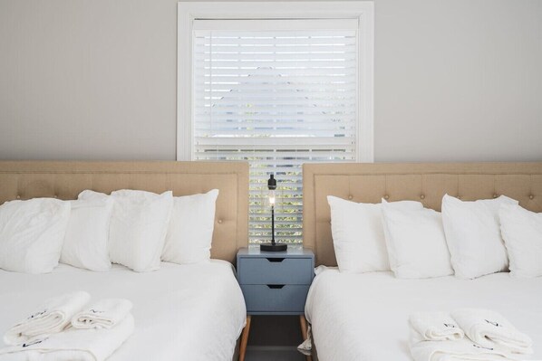 4 間睡房、書桌、熨斗/熨衫板、可攜式嬰兒床