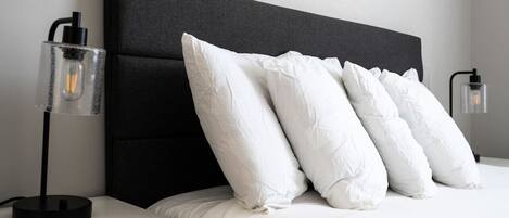 4 chambres, bureau, fer et planche à repasser, lit parapluie