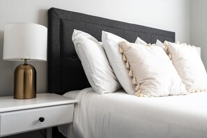 4 habitaciones, escritorio y tabla de planchar con plancha