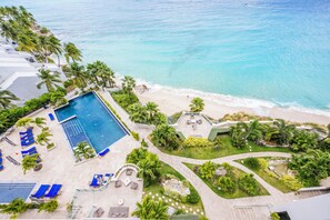 Alberca techada y alberca al aire libre