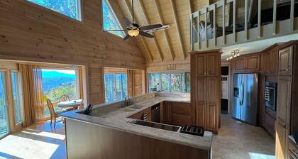 Charming Bell Chalet, Hot Tub, Unbelievable Mountain, Lake Chatuge View!
