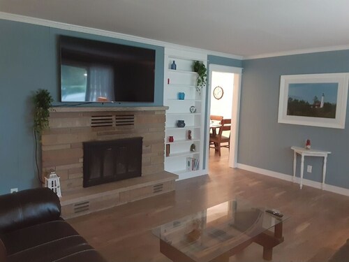  4-bedroom home in Tawas City with indoor pool and game room across from L Huron