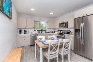 Fridge, microwave, oven, stovetop - Beachside w/Parking - Las Olas, Airport, Port Evg (Fort Lauderdale)