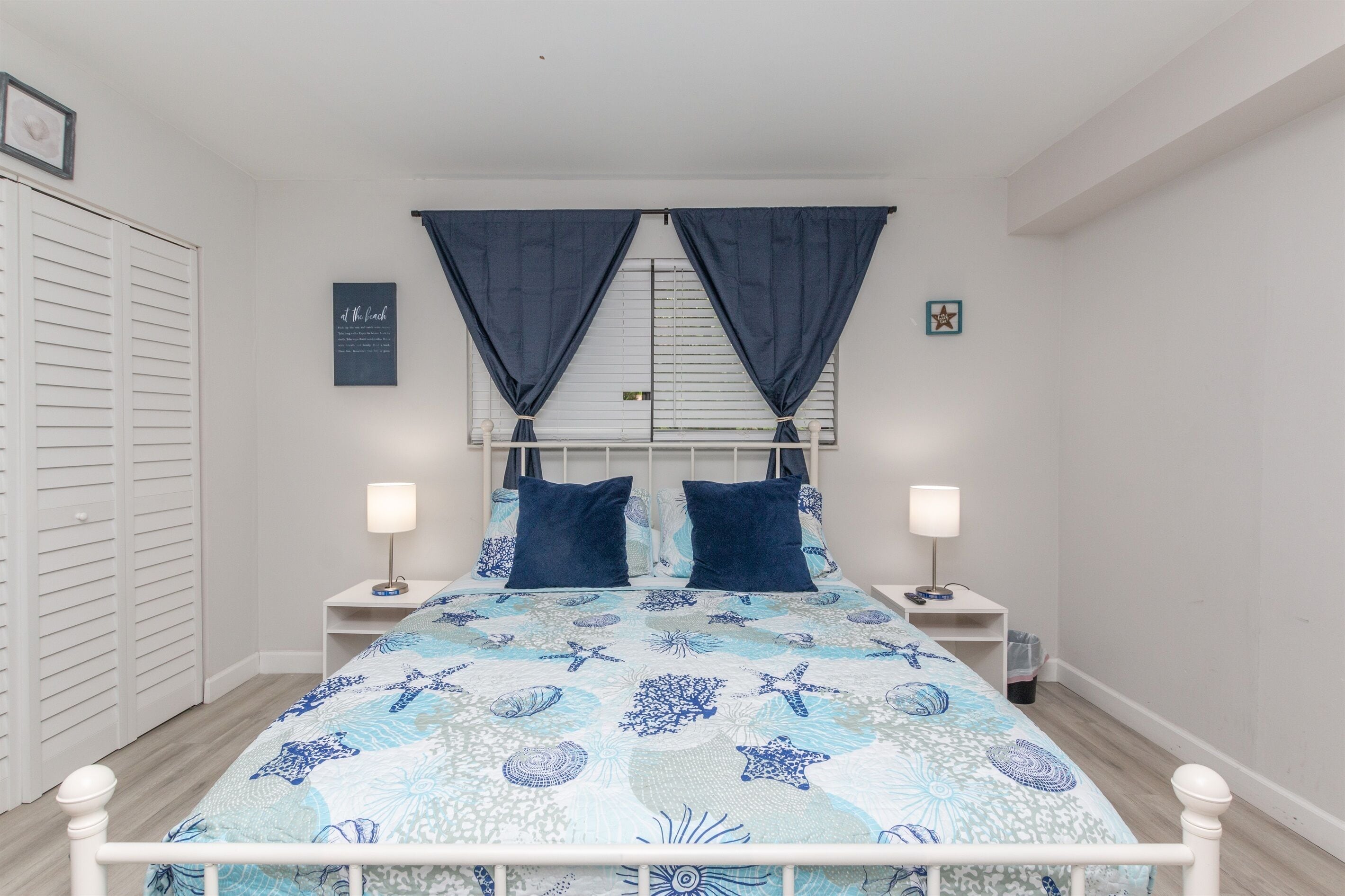 2 Schlafzimmer, Schreibtisch, Bügeleisen/Bügelbrett, Reisekinderbett