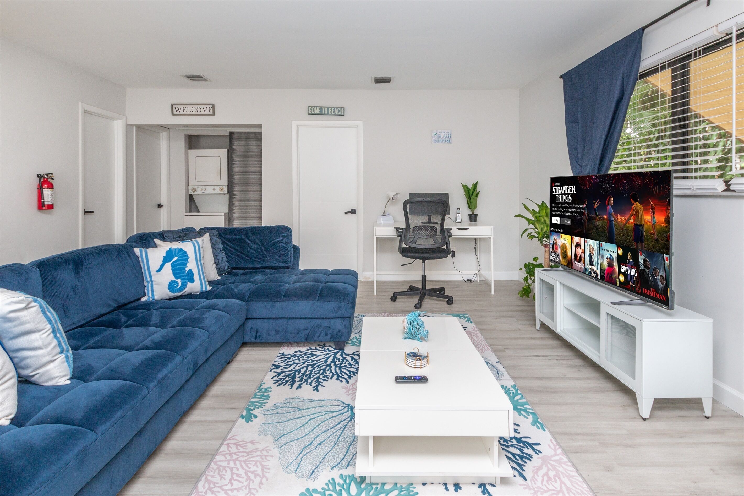 TV connectée, espaces bureaux, écrans d'ordinateur