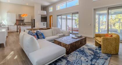 Mid Century Modern Newly Constructed home in Northport Sleeps 8