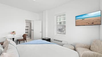 Escritorio, tabla de planchar con plancha, wifi gratis y ropa de cama