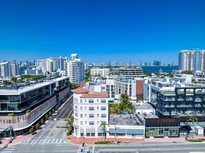 A modern urban area with high-rise buildings, a wide street, and a clear blue sky. - Convenient South Beach Stay! Outdoor Pool & nr Lummus Park, Miami Beach (Miami Beach)
