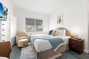 Escritorio, tabla de planchar con plancha, wifi gratis y ropa de cama