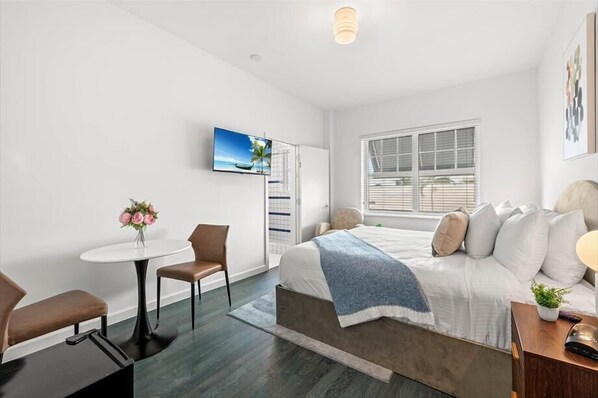 Skrivebord, strykejern/-brett, wi-fi (inkludert) og sengetøy