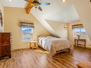 4 bedrooms, desk, WiFi, bed sheets