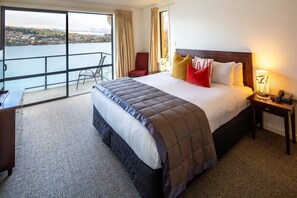 2 bedrooms, iron/ironing board, travel cot, WiFi - Villa Del Lago Lakefront 2 Bedroom Villa (Queenstown)