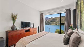 2 bedrooms, iron/ironing board, travel cot, WiFi