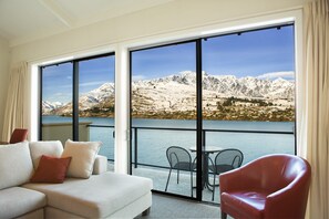 TV, fireplace - Villa del Lago Lakefront 3 Bed Villa (Queenstown)