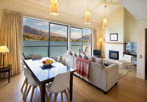 Interior - Villa del Lago Lakefront 3 Bed Villa (Queenstown)