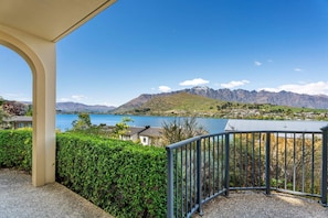 Property grounds - Villa Del Lago Corner 1 Bedroom Lakeview Suite (Queenstown)