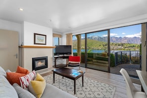 TV, fireplace - Villa Del Lago Corner 1 Bedroom Lakeview Suite (Queenstown)