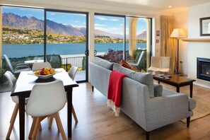 TV - Villa Del Lago Lakeview 1 Bedroom Suite (Queenstown)