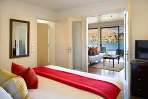 1 bedroom, iron/ironing board, travel cot, WiFi - Villa Del Lago Lakeview 1 Bedroom Suite (Queenstown)