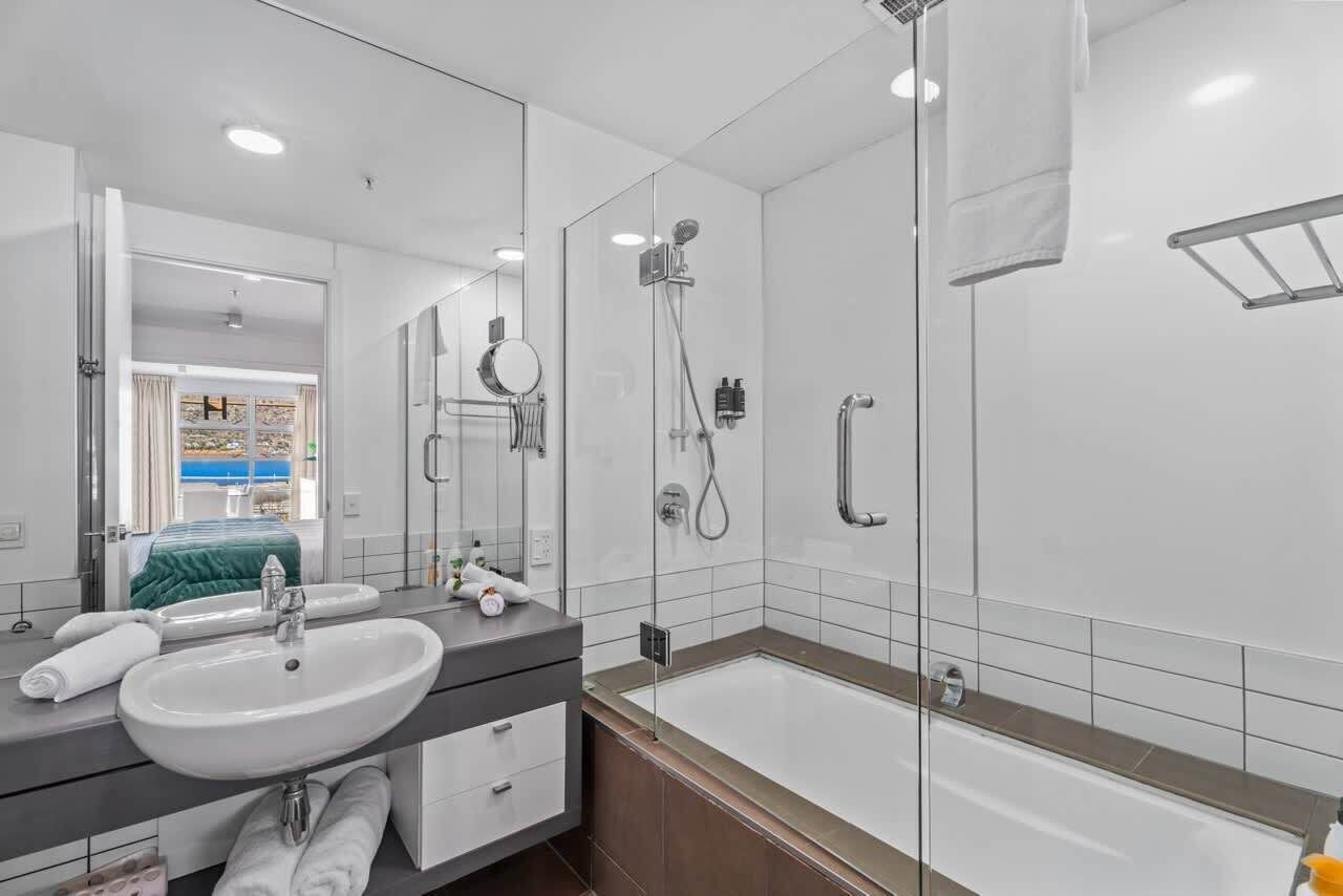 Douche, sèche-cheveux, serviettes fournies