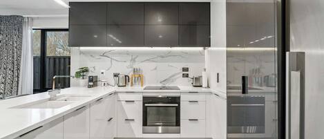 Réfrigérateur, micro-ondes, four, plaque de cuisson