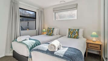 3 Schlafzimmer, Schreibtisch, Bügeleisen/Bügelbrett, Reisekinderbett