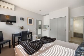 2 habitaciones, tabla de planchar con plancha, cuna de viaje y wifi 