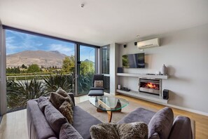 Televisión, chimenea y oficina 