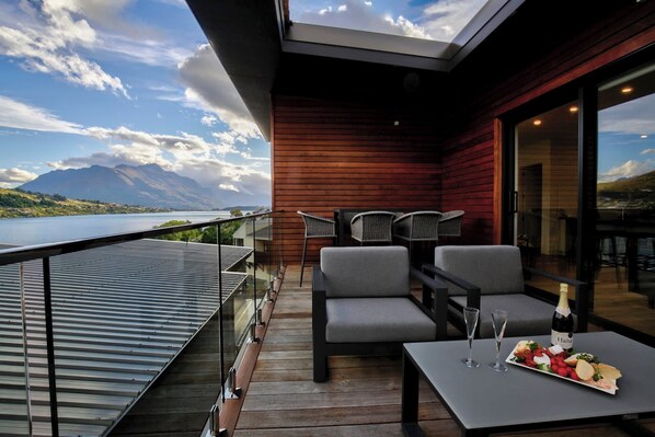 Outdoor dining - Stunning & modern home with fantastic lake views! (Queenstown)