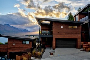 Exterior - Stunning & modern home with fantastic lake views! (Queenstown)
