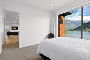 3 bedrooms, iron/ironing board, travel crib, WiFi - Stunning & modern home with fantastic lake views! (Queenstown)