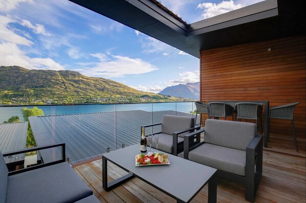 Outdoor dining - Stunning & modern home with fantastic lake views! (Queenstown)